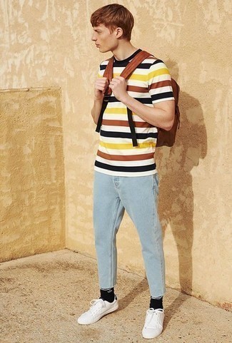 С чем носить разноцветную футболку мужчине