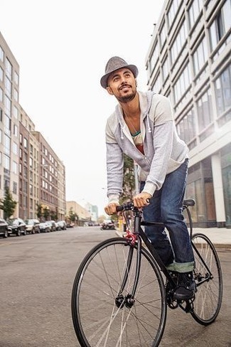 С чем носить разноцветную футболку мужчине