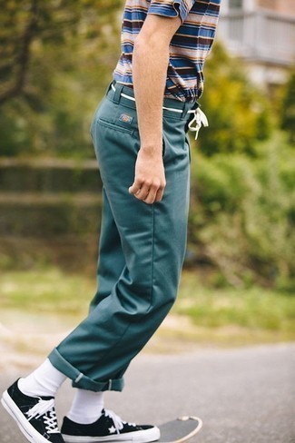 С чем носить разноцветную футболку мужчине