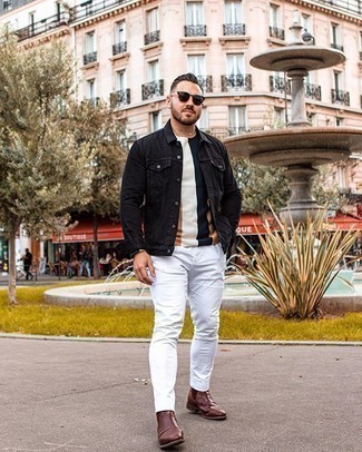 С чем носить разноцветную футболку мужчине