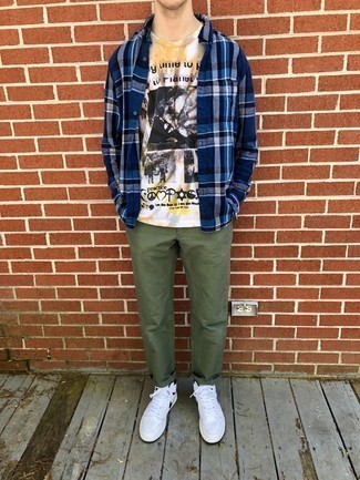 С чем носить разноцветную футболку мужчине