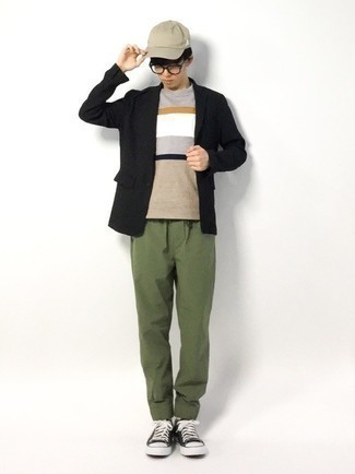 С чем носить разноцветную футболку мужчине