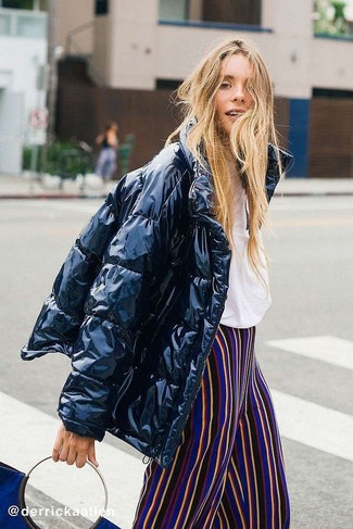 С чем носить разноцветные широкие брюки в вертикальную полоску