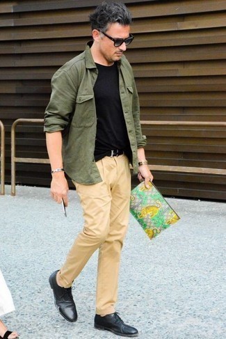 С чем носить разноцветный мужской клатч мужчине