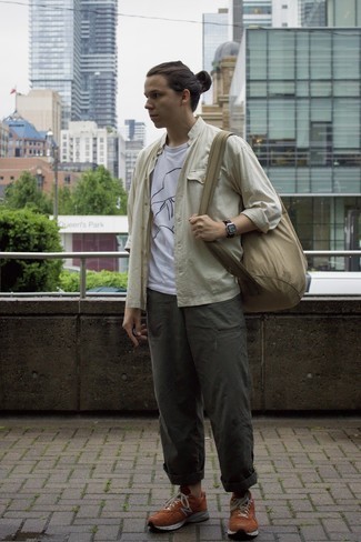 С чем носить горчичные кроссовки мужчине