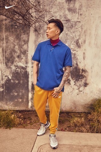 С чем носить горчичные кроссовки мужчине