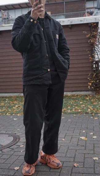 С чем носить горчичные кроссовки мужчине