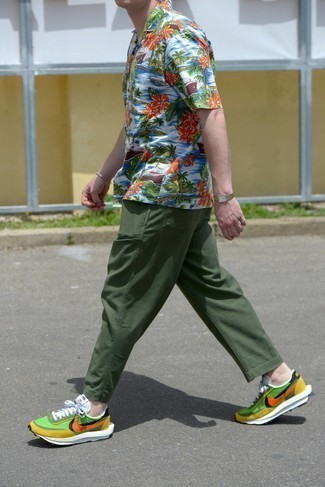 С чем носить горчичные кроссовки мужчине