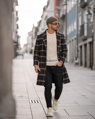 С чем носить горчичные кроссовки мужчине