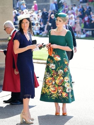 С чем носить горчичную сумку женщине