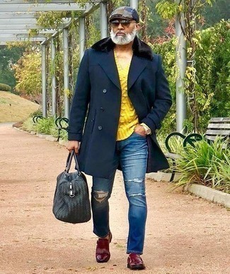 С чем носить горчичный вязаный свитер мужчине