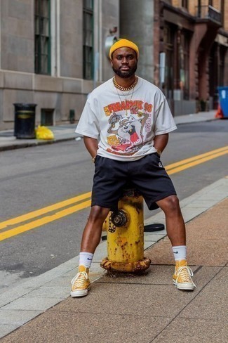 С чем носить горчичные высокие кеды из плотной ткани мужчине