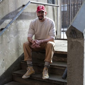 С чем носить горчичные высокие кеды из плотной ткани мужчине