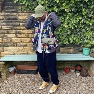 С чем носить горчичные низкие кеды из плотной ткани мужчине