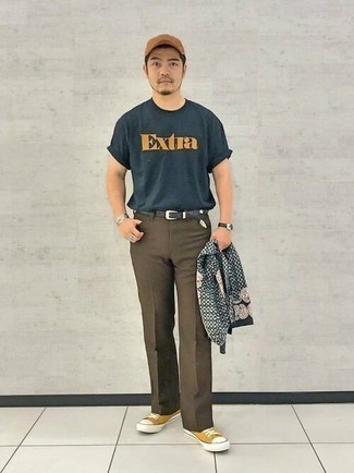 С чем носить горчичные низкие кеды из плотной ткани мужчине