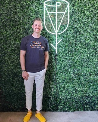 С чем носить горчичные низкие кеды из плотной ткани мужчине