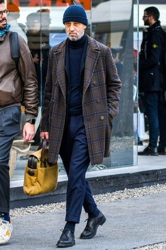 С чем носить горчичную сумку почтальона из плотной ткани