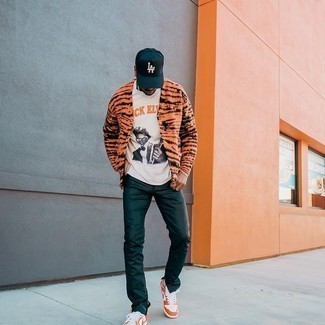 Какие джинсы носить с горчичным кардиганом мужчине