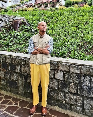 С чем носить горчичные брюки чинос