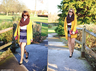 Как носить горчичное пальто с белой водолазкой женщине