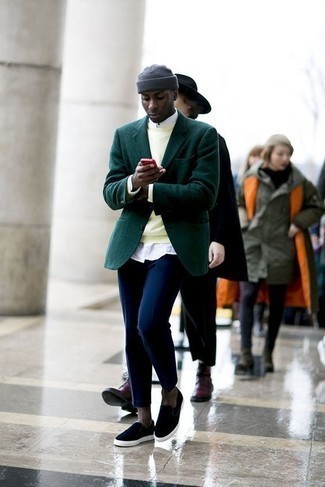 Какие пиджаки носить с горчичным свитером с круглым вырезом мужчине