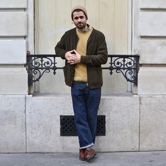 Какие бомберы носить с горчичным свитером с круглым вырезом мужчине