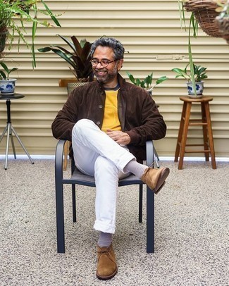 Какие ботинки дезерты носить с горчичным свитером с круглым вырезом