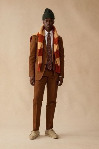 Какие ботинки дезерты носить с горчичным свитером с круглым вырезом