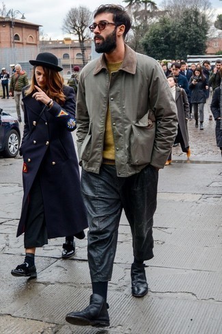 С чем носить горчичный свитер с круглым вырезом мужчине