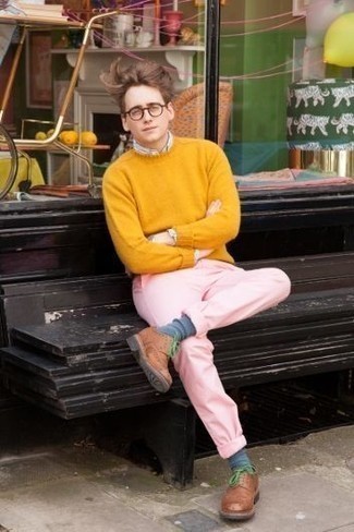 С чем носить горчичный свитер с круглым вырезом мужчине