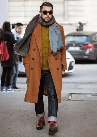 С чем носить горчичный свитер с круглым вырезом мужчине