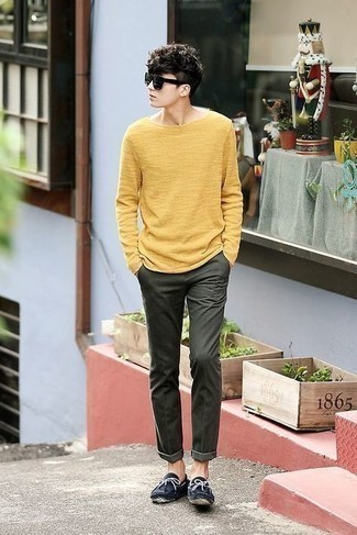 С чем носить горчичный свитер с круглым вырезом мужчине