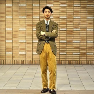 С чем носить горчичные классические брюки мужчине
