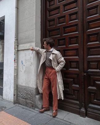 С чем носить горчичные классические брюки мужчине