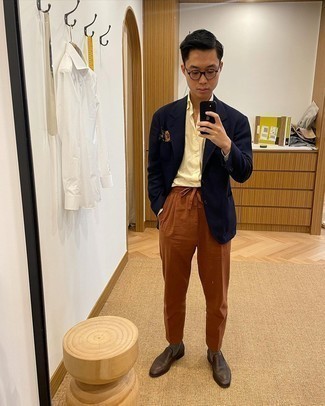 С чем носить горчичную классическую рубашку мужчине