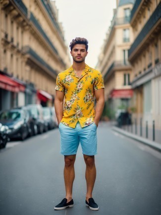 С чем носить горчичную рубашку с цветочным принтом мужчине