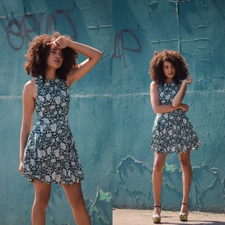 С чем носить горчичные босоножки на каблуке