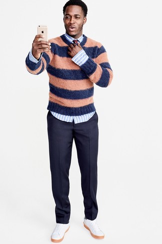 С чем носить горчичный свитер с круглым вырезом в горизонтальную полоску мужчине