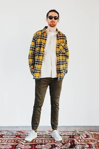 С чем носить горчичные носки в горизонтальную полоску мужчине