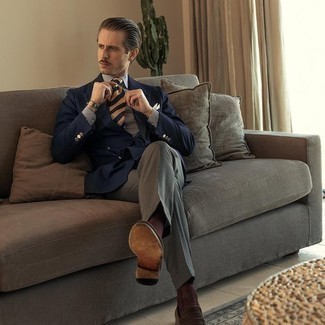 С чем носить горчичный галстук в горизонтальную полоску мужчине