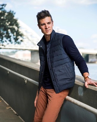 С чем носить горчичные джинсы мужчине