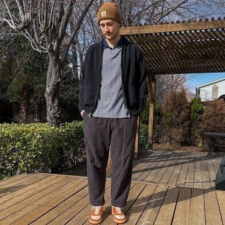 С чем носить горчичные кожаные кеды мужчине