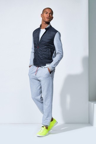 С чем носить горчичные кожаные кеды мужчине