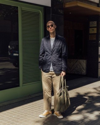 Какие пиджаки носить с горчичными низкими кедами мужчине