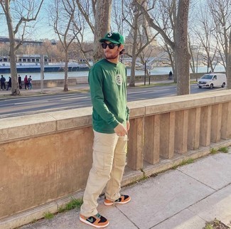 Какие брюки карго носить с горчичными низкими кедами