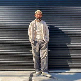 С чем носить горчичные низкие кеды мужчине