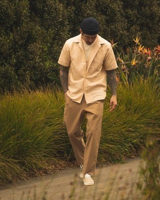 С чем носить горчичные низкие кеды мужчине