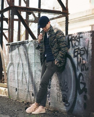 С чем носить горчичные низкие кеды мужчине