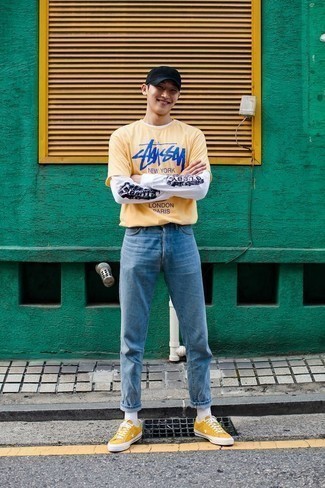 С чем носить горчичные низкие кеды мужчине