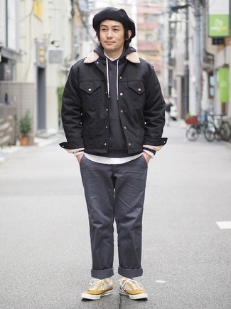 С чем носить горчичные низкие кеды мужчине